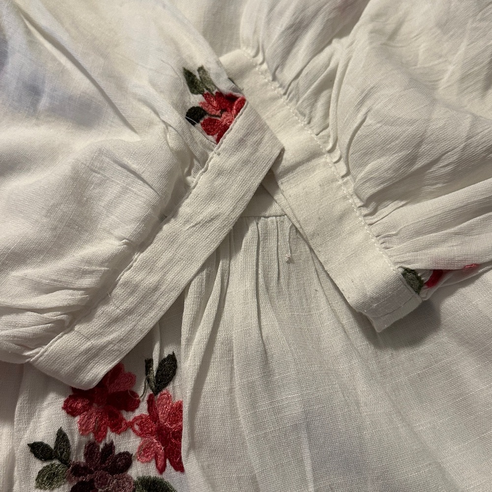 Gibson Latimer White Top with Floral Accents - Picture 3 of 7